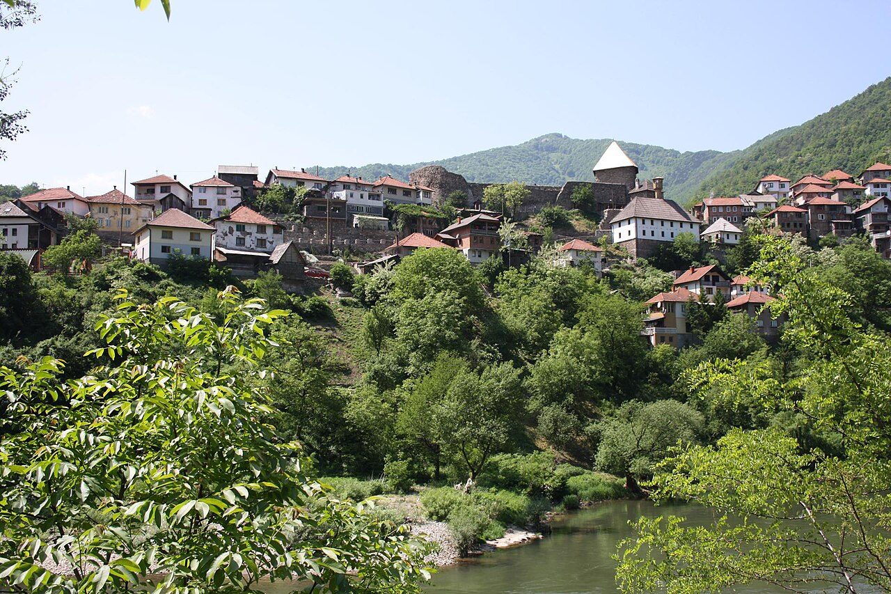 Vranduk village climbing the hill to its fortress above the Bosna river